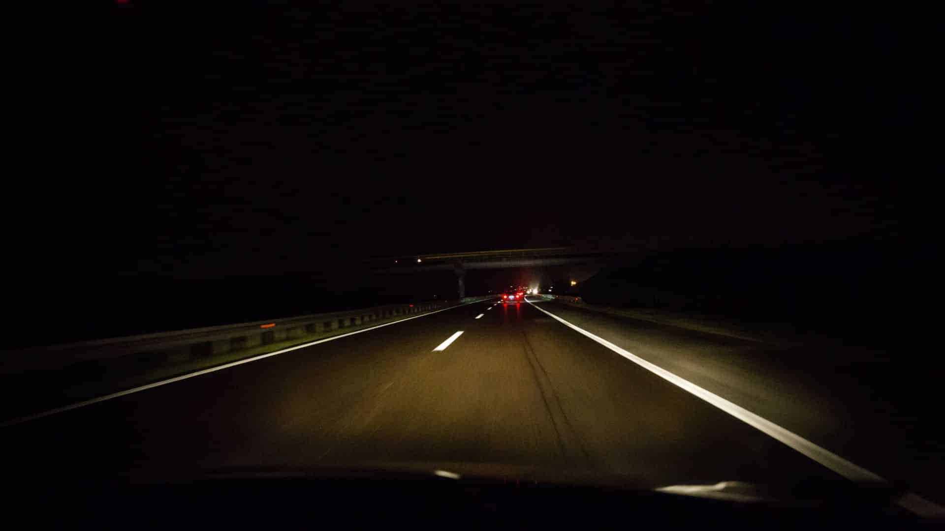 Bil som kjører på motorvei i mørket, mørkekjøring
