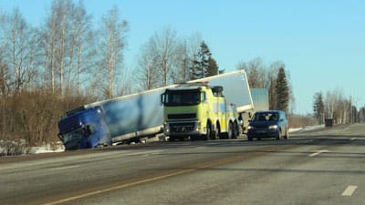 Lastebiler i ulykke, får veihjelp